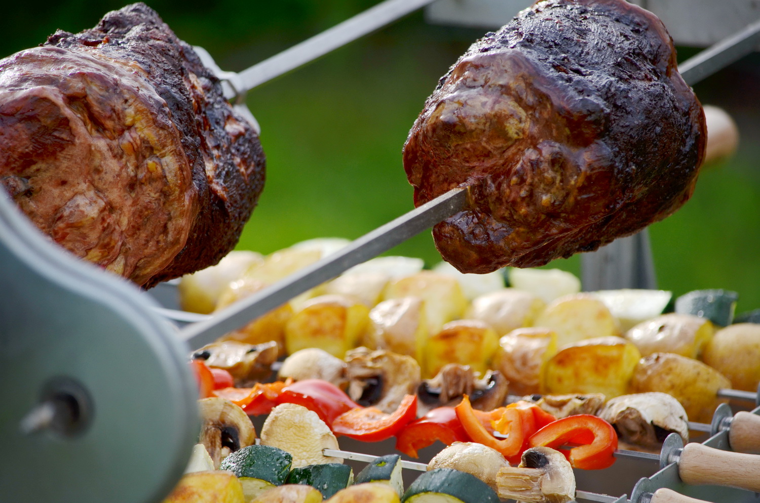 Grillen am Spieß auf dem Holzkohlegrill | Spiess-grill.de